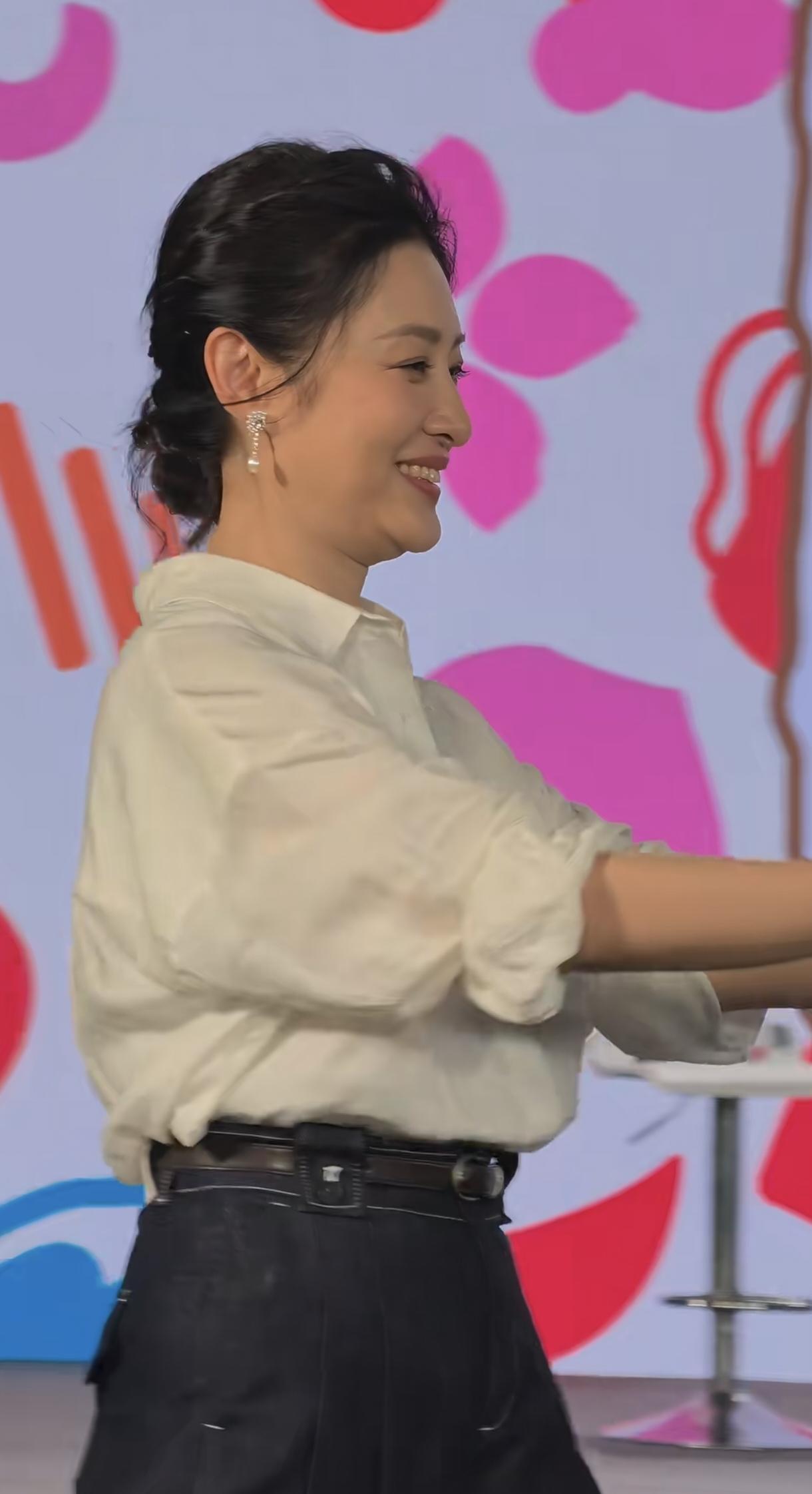 58的仙女害羞了，真的真的好美啊。好喜欢周涛的衣品，又被这个活力涛涛迷拥了。萌