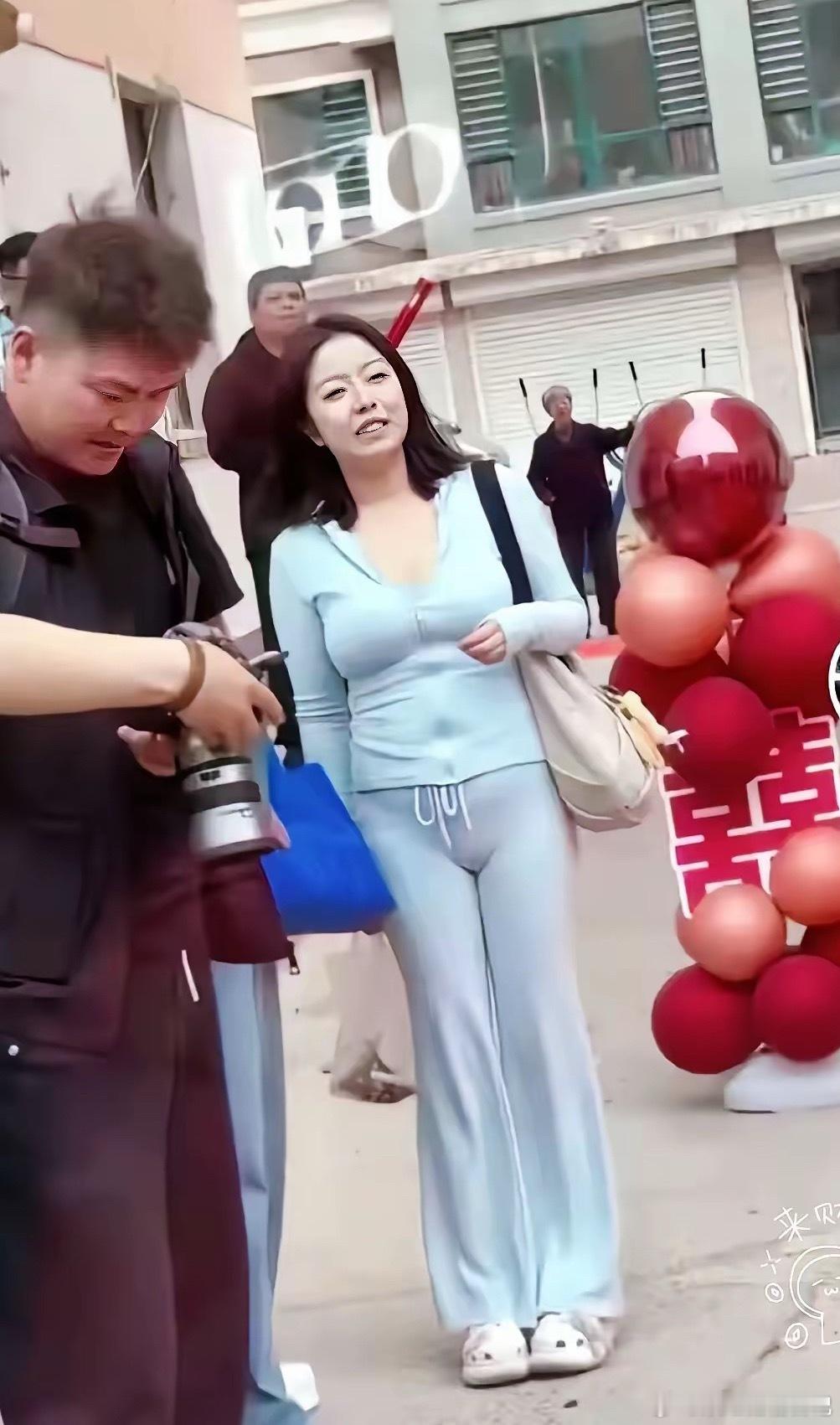 流行这种裤子你们会这样穿出街吗？