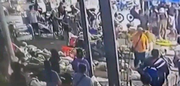 泰国这起枪击案太可怕了！当地时间4日上午7点半，27岁女子骑车去市场上班，竟被人