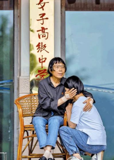 2009年，领导视察华坪女高时，发现女孩们的伙食只有青菜馒头、课桌只能靠砖头勉强