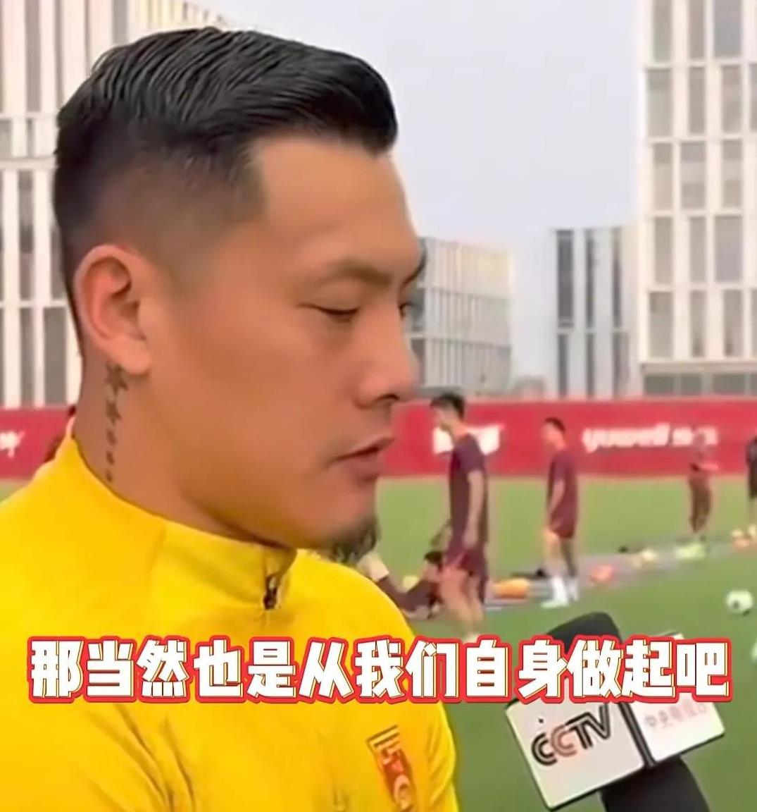王大雷可太有意思了！他说王钰栋这些小将，那就是足球界的“后浪”，正该乘风破浪