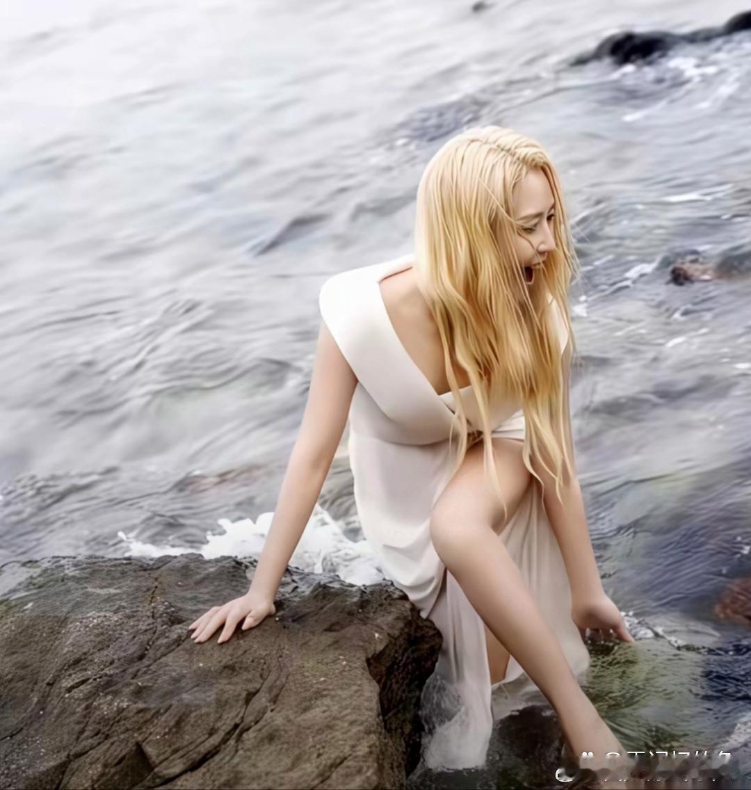 何洁正面照和背面照差好多。