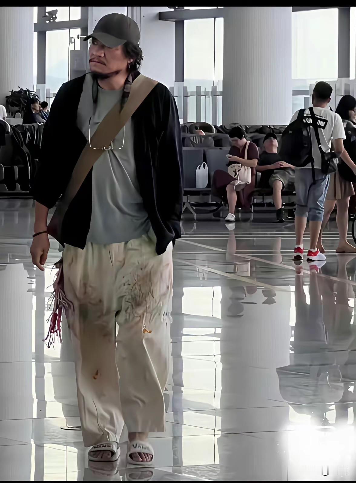 你以为他是个流浪汉，其实人家穿的是巴黎世家