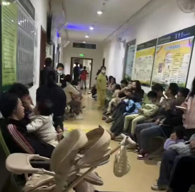 亲属在医院工作今天她告诉我一个严峻的问题。她们医院今天儿科的门诊量是500个