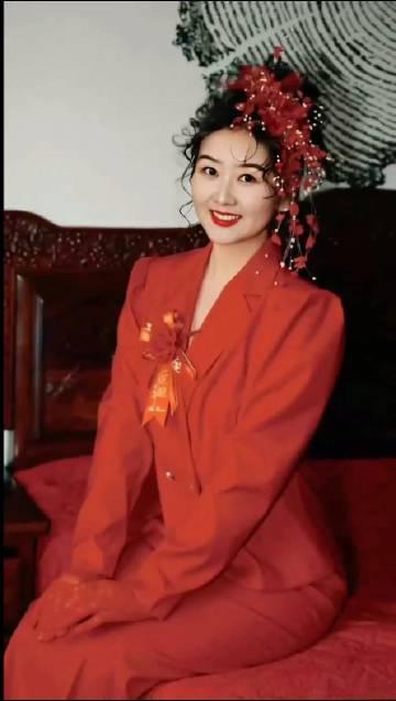 这张照片拍摄于1992年，辽宁省大连市甘井子区大连纺织厂的女工人出嫁时的留影。姑