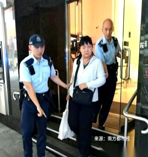 据媒体近期报道，香港中环的汇丰银行里，上演了一出离大谱的戏码。一男一女推开玻璃门
