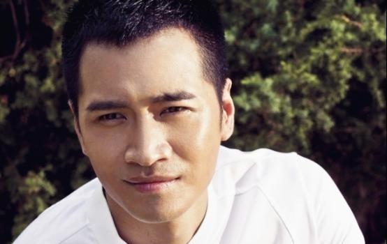 1998年，一个32岁的富婆色迷迷地对21岁的何晟铭说：“跟我去香港，我保证不会