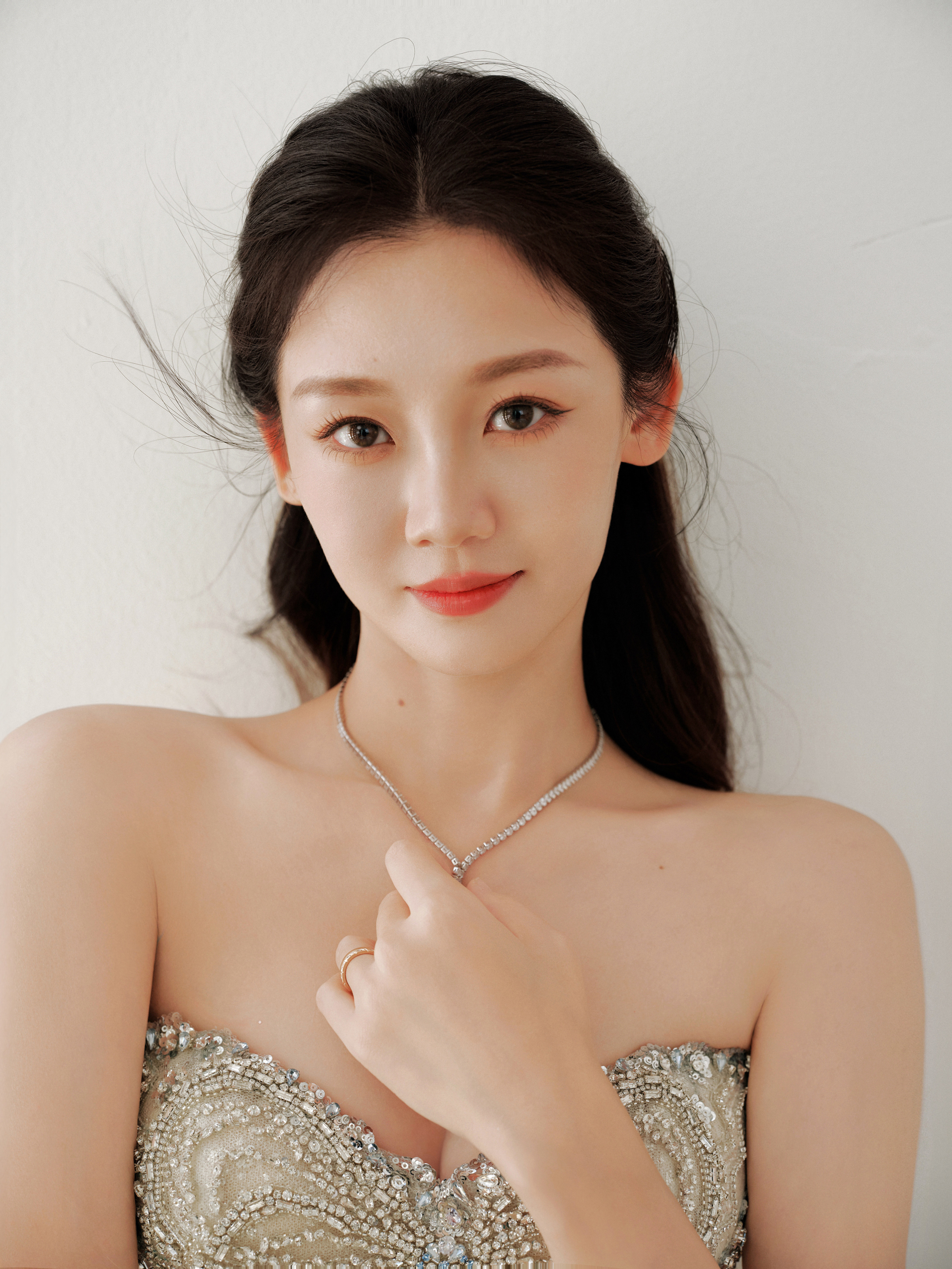 苗苗五官精致，气质温婉，美到开挂～​​​
