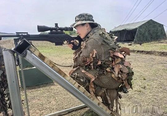 一、日常：当同龄人在“吃瓜”，她们在“吃土”特战女兵的训练强度与男兵基本持