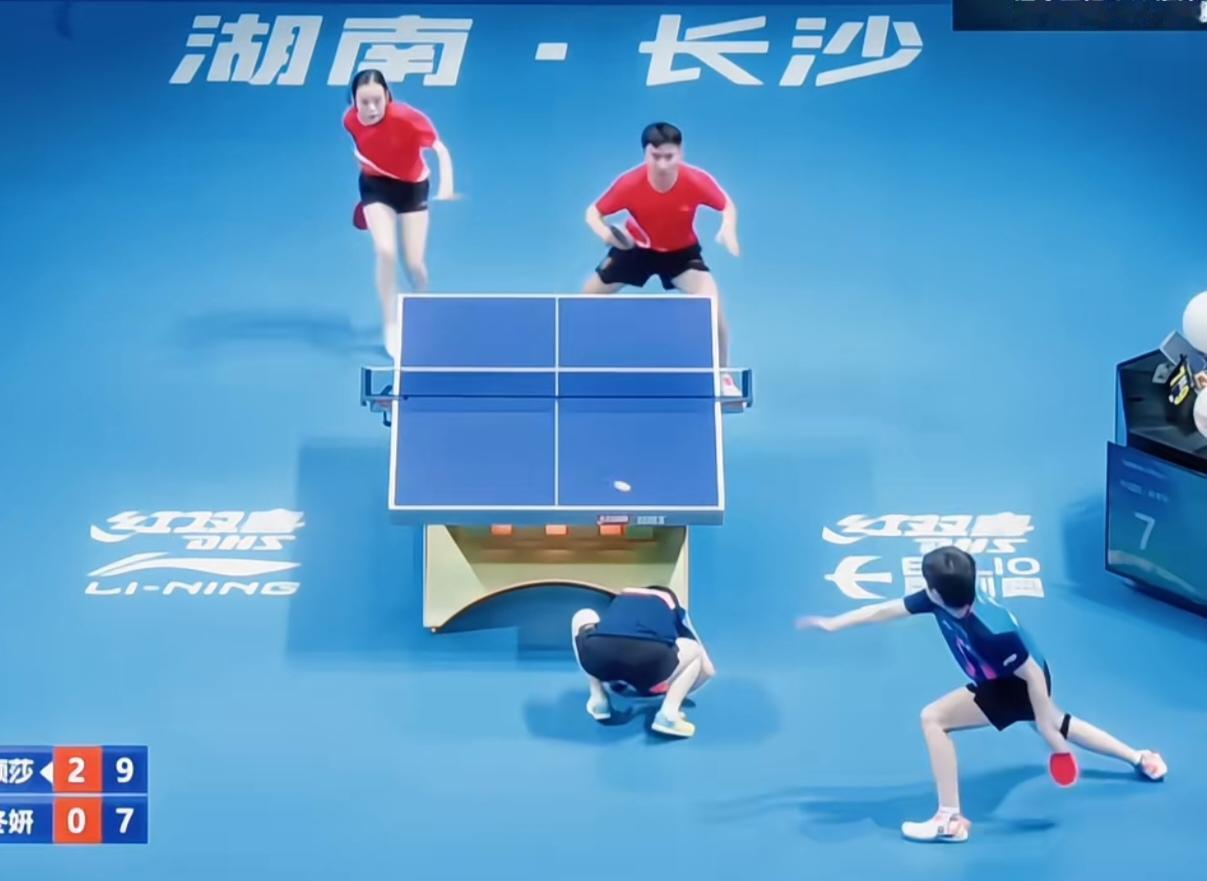 谁懂呀，莎莎这一蹲太丝滑了。你蹲就蹲吧，还双手肘地，感觉一只手就能把她“