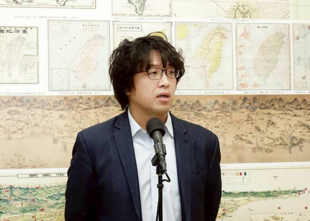 沈伯洋炮轰郑丽文，妄称“台湾人也是中国人”是“诈骗”他说：因为台湾“所有民调