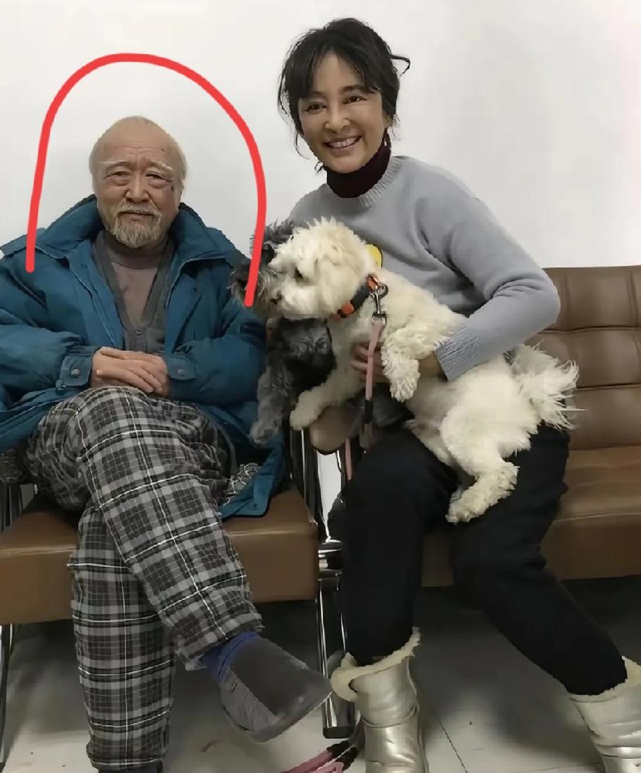 你能一眼认出，蒋勤勤旁边这个老人吗？别看他现在这个样，曾经那可是演艺圈响当当