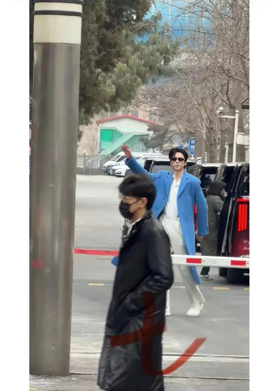 王铮亮两次春晚彩排照对比，这是真谨慎啊！第一次彩排没有人拍到，第二次彩排也