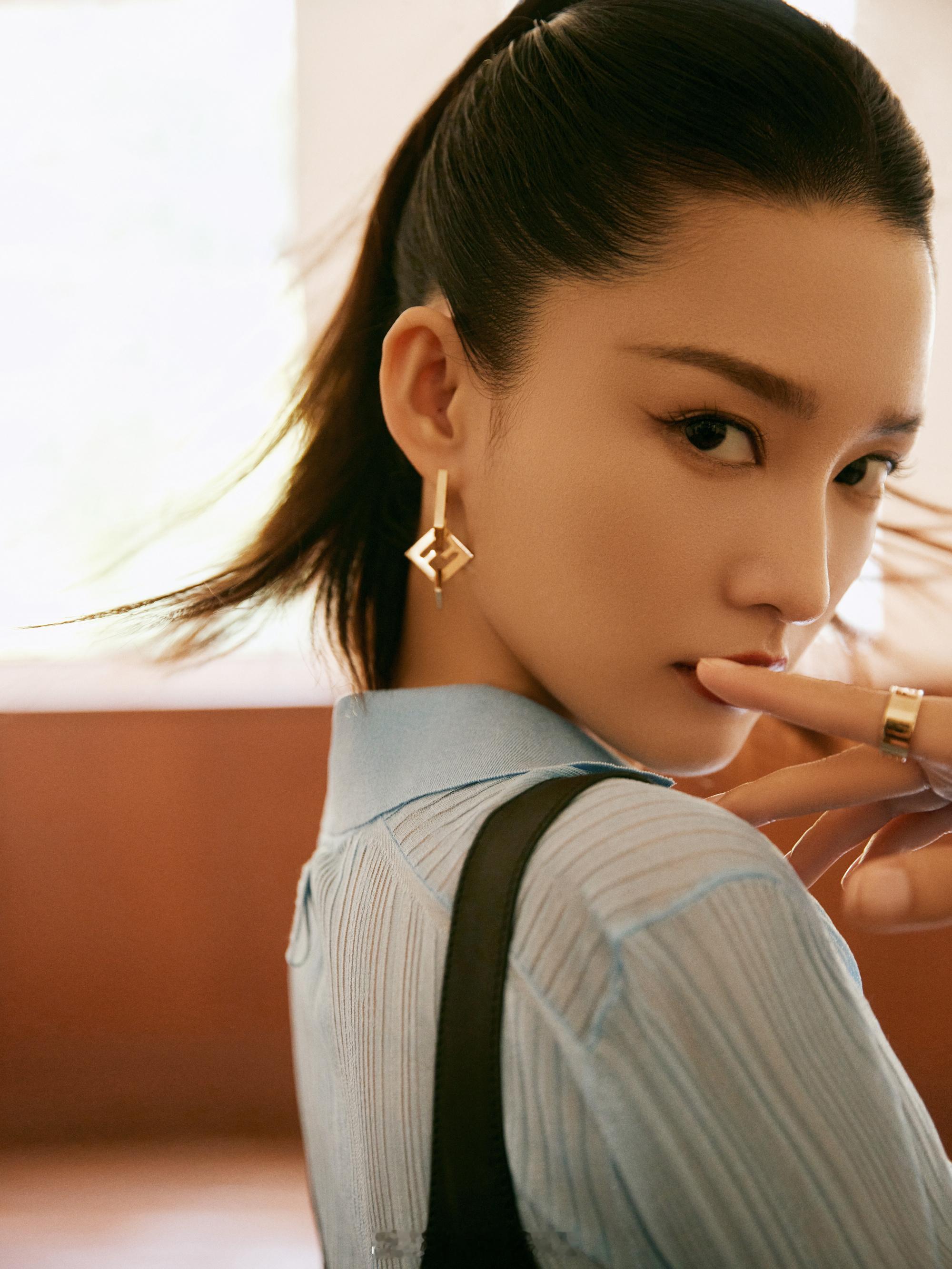 李沁活动造型挑染高马尾