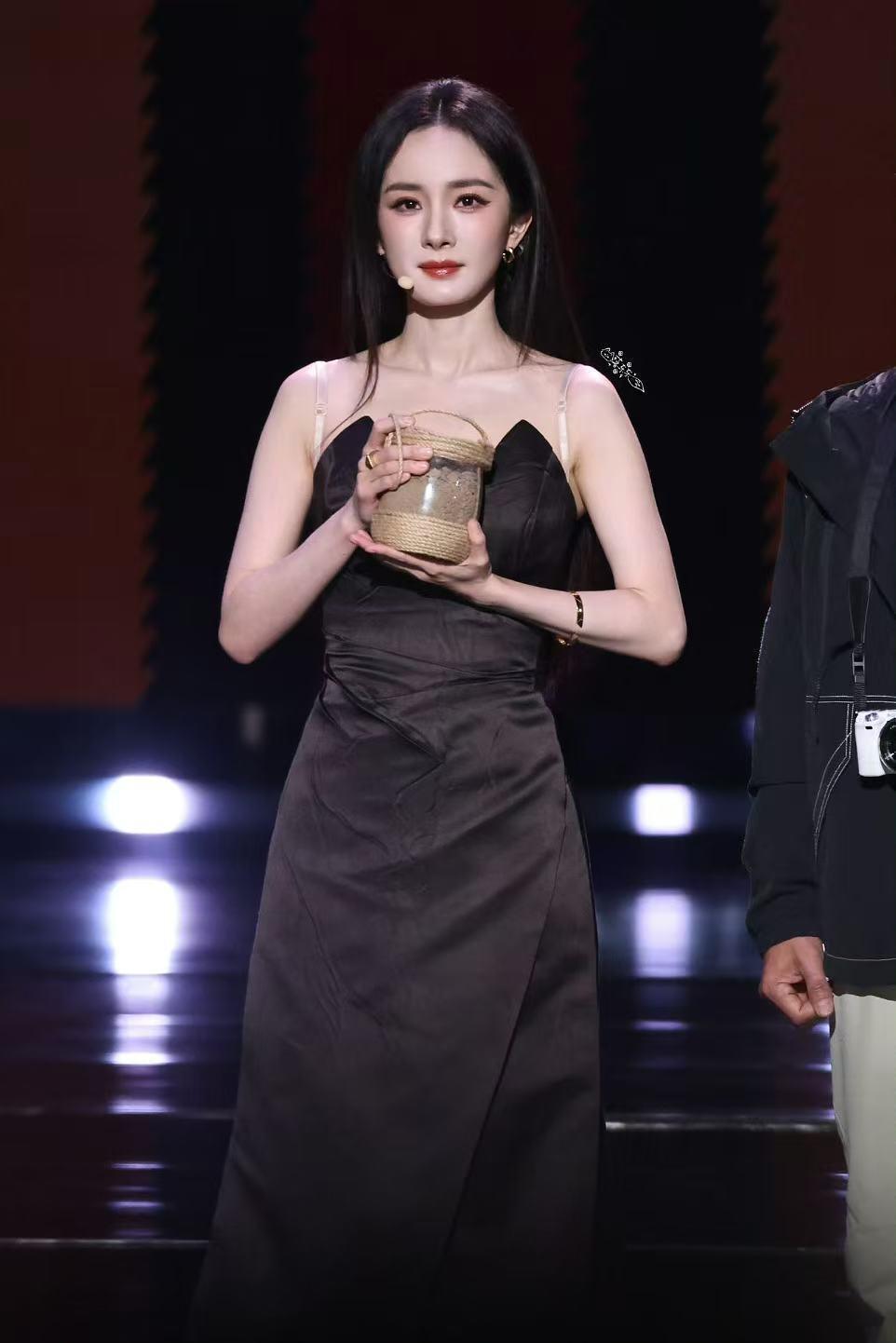 杨幂从一步一步到一部一部宁绣绣扎根土地演员杨幂捧起荣光宁绣绣扎根土地演员杨幂捧起