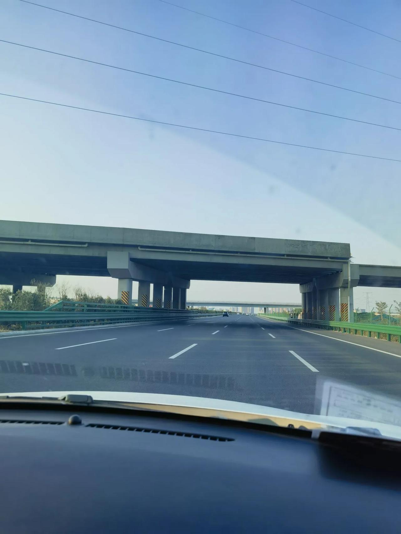 鄠周眉高速公路东端接京昆高速立交正在加紧施工，主线桥梁均已架设到位，就剩引线完善