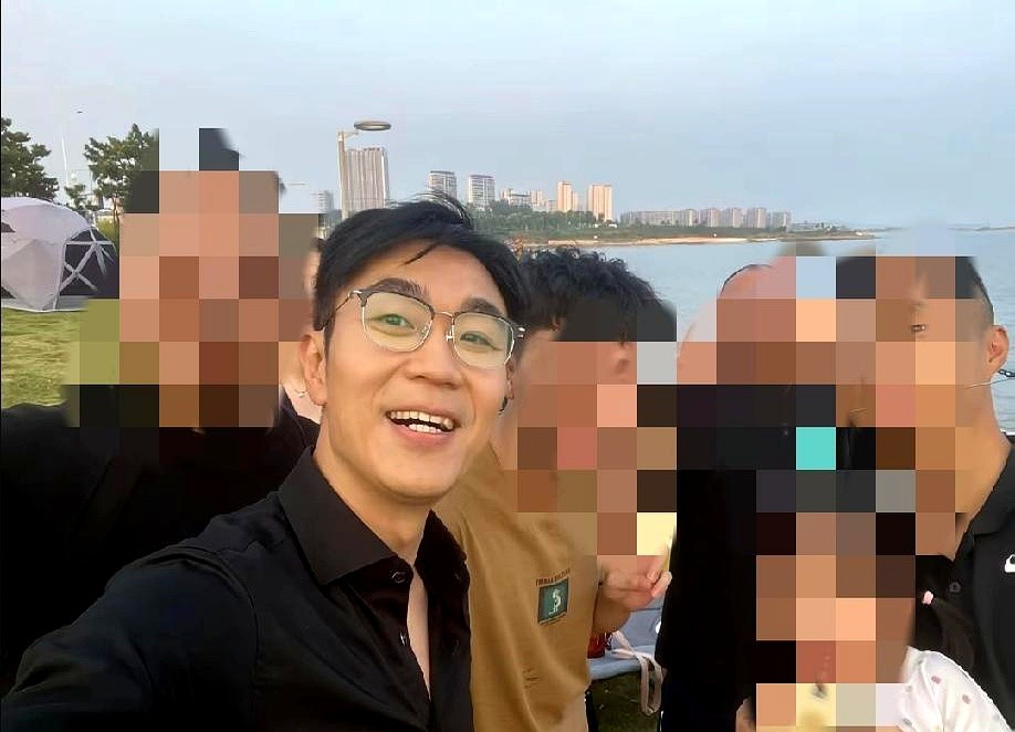 青岛海边那个穿着休闲服溜达的男人，竟然是个狂揽几十亿票房的大导演。大鹏被路人堵在沙滩上时，身边连个助