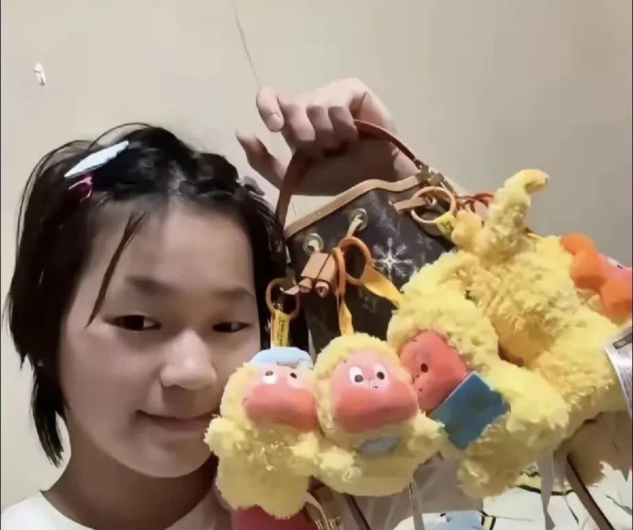 一把把教练推开的奥运冠军她回家了！全红婵半夜出现在湛江小院，行李