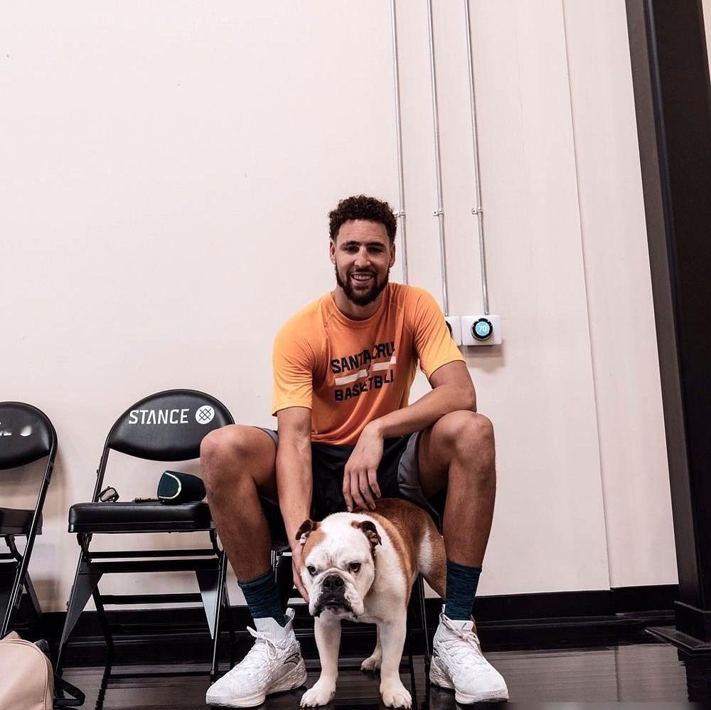 季后赛三分球破500个有多难？强如詹姆斯和哈登至今只能干瞪眼。NBA七十多年历史，只有两个人跨过这道