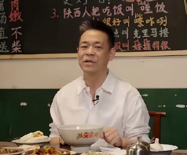 孙浩说拍戏的时候，我觉得最幸福的一件事就是在陕西拍戏既能吃好吃的东西，又能工作