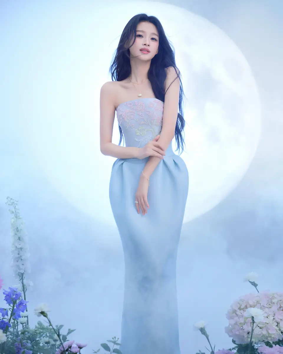 孙怡穿蓝色长裙优雅大气，安静弹琴尽显撩人韵味
