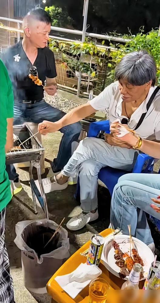 哪是什么心脏衰竭。这才是梁小龙“真正死因”。梁小龙这的老年身体，还真当自己是年轻