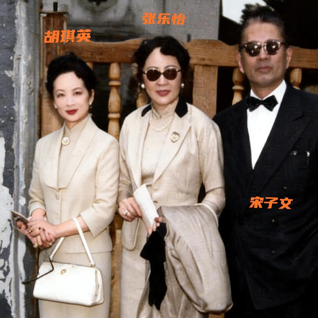 50年代，宋氏两位妯娌，一张罕见的合影，站在左边的人是胡琪英，她是宋子安的妻子，