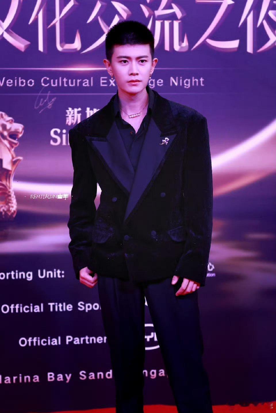 谁的快乐被狠狠满足！任嘉伦的儒雅、刘轩丞的清爽、周翊然的少年感，新加坡红毯三位帅