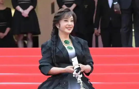 惊艳！74岁刘晓庆在戛纳红毯上简直太绝了！在本次戛纳电影节开幕红毯上，一道别样风