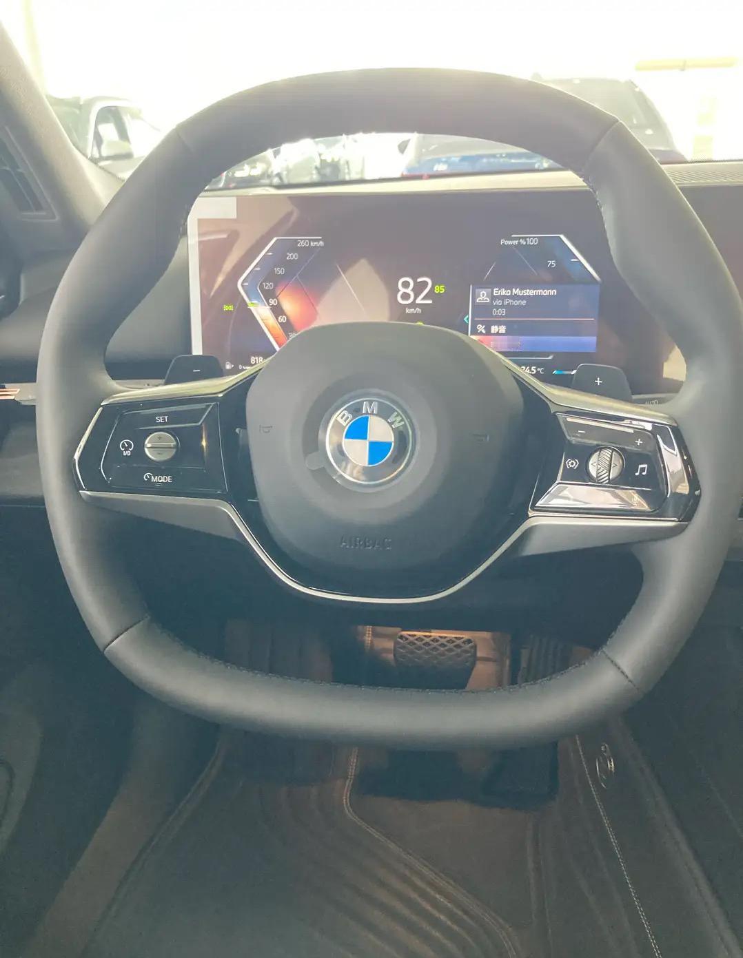 宝马5系和丰田汉兰达买哪个好？这是两种不同类型的车，一个是轿车一个SUV，跑