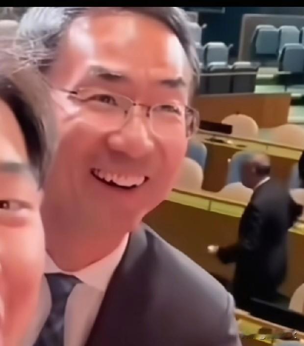 看到耿爽笑得这么开心，我终于搞懂了，美国这几天为啥这么“疯狂”了？原来咱们耿爽