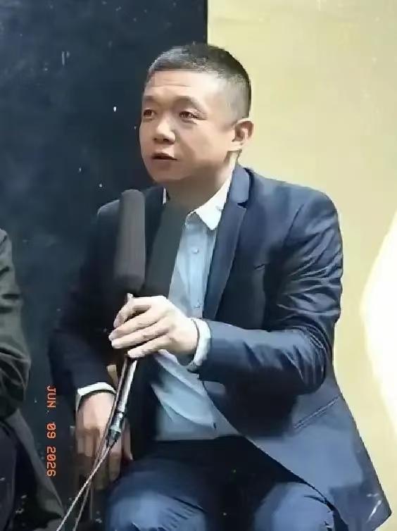 他嘴里的筷子还没放下，眼睛盯着监视器方向，等着下一场戏的调度。这就是网上最近