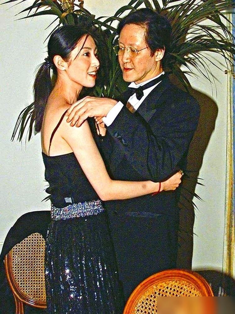 28岁，敲钟，香港上市公司最年轻的女主席。身价4.e5亿。他们看不见那双