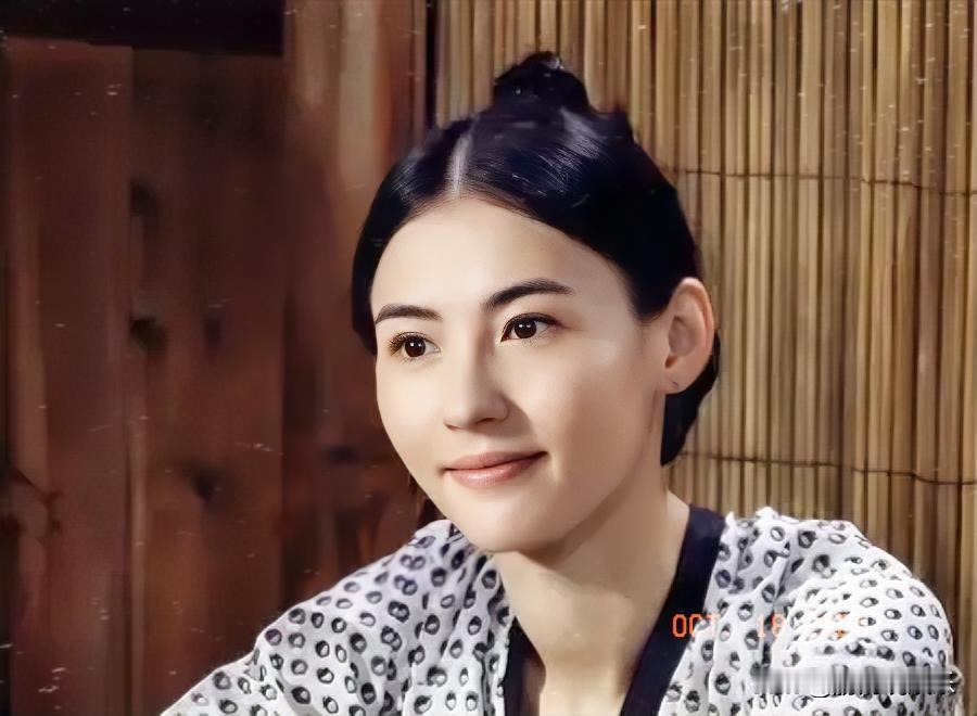 张柏芝为何成了刘嘉玲的“私人粉丝”，每天紧盯着对方的一举一动？近年来，娱乐圈内