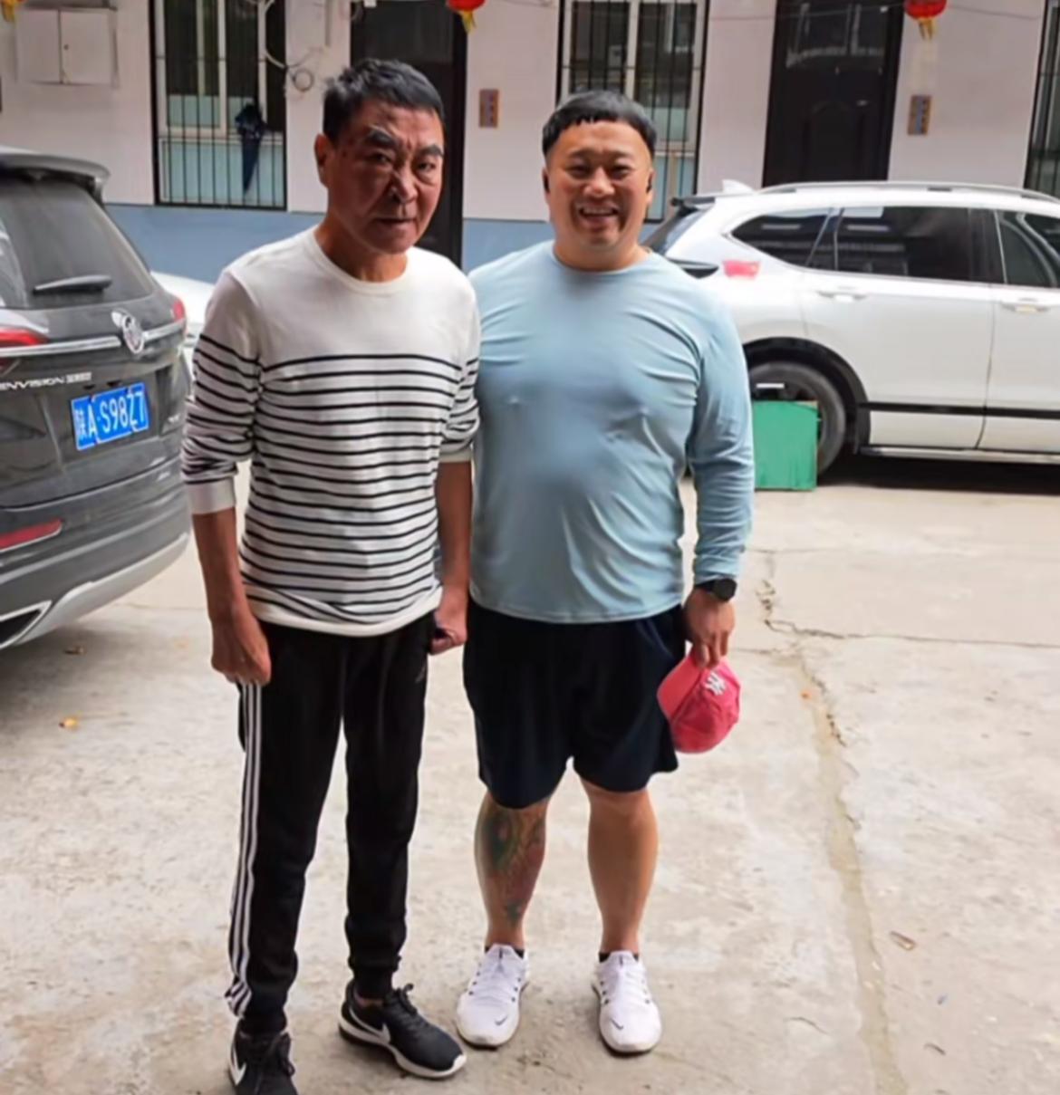 知名老戏骨王双宝被曝欠债百万首现身！与粉丝合影，双手握拳面露凶态。追债人再曝细