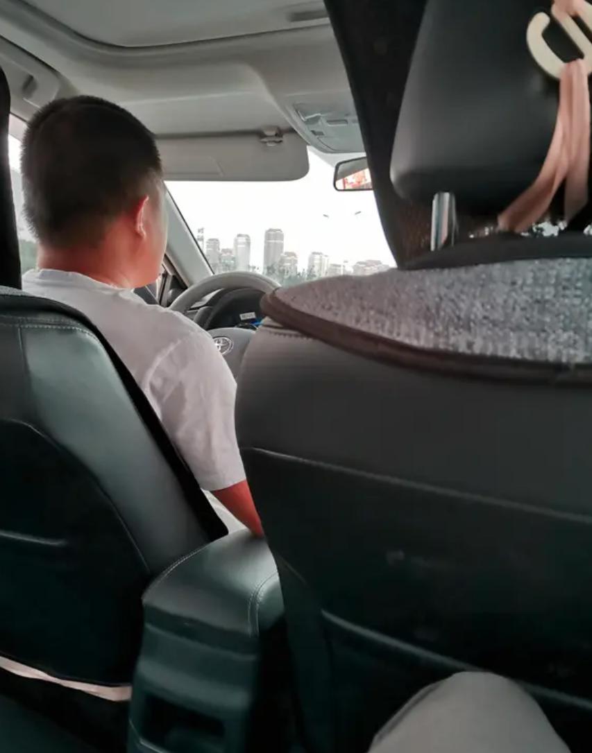 最近发现一个特别有意思的现象：跑网约车8小时，有人赚1000有人赚500。我