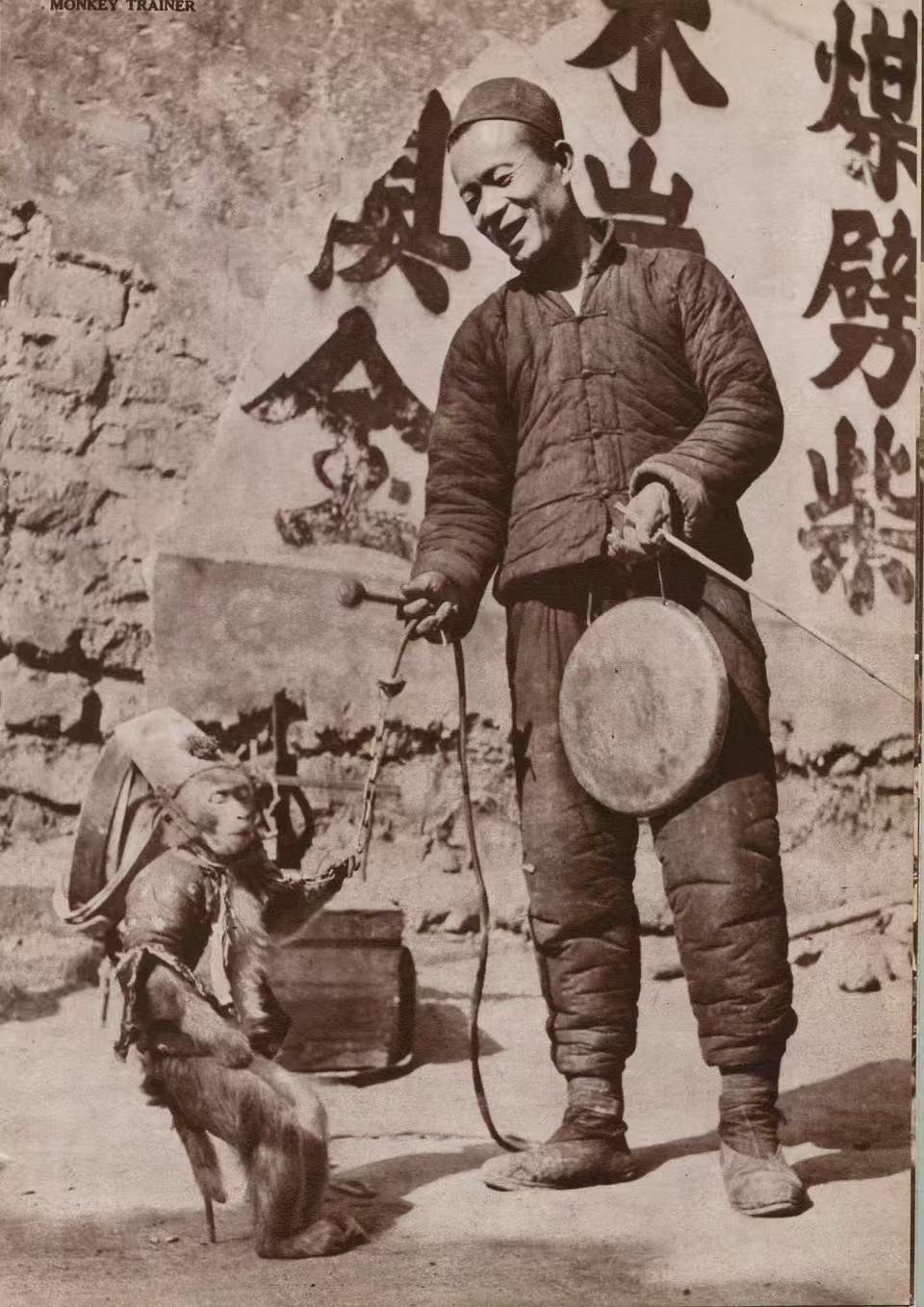 沦陷时期的华北地区！图三，那样喝水的方式，大家小时候经历过没？老照片