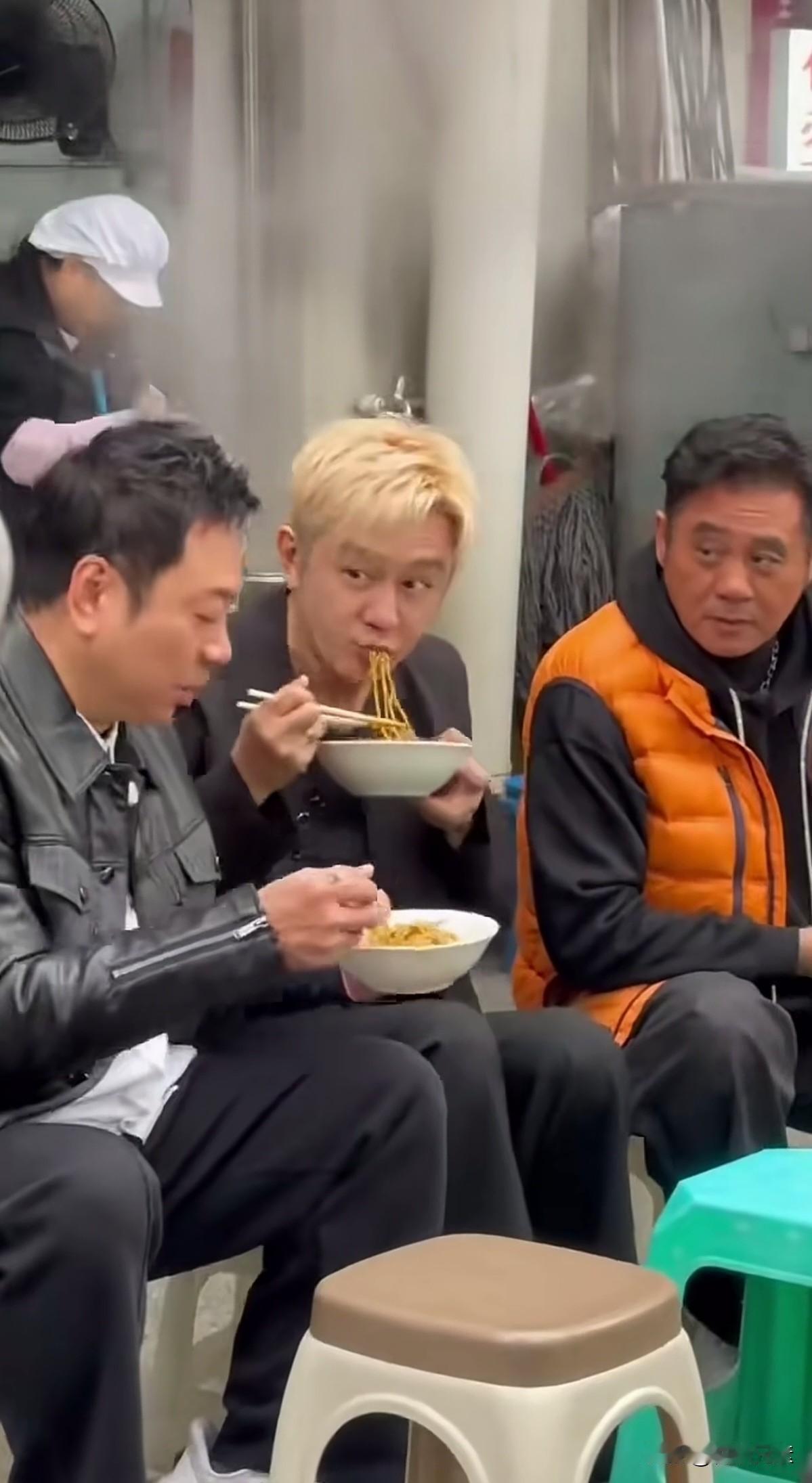 这三个港星曾经都是香港TVB的颜值担当，收视保证。三个都能认齐的应该都是港剧的老