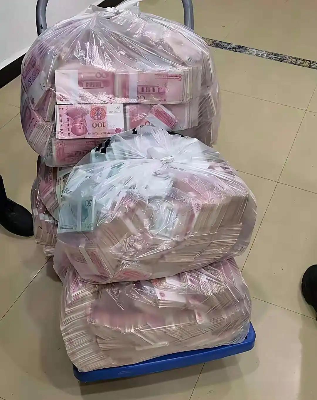 一位江西网友发文称,他拿着250万去银行存,一进网点,柜员就问他这钱是从哪来的。