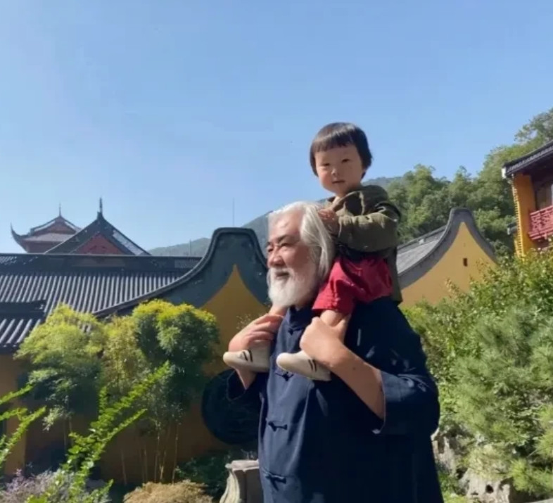 张纪中这71岁的老头儿，生殖能力可真不是一般的强，娶了小老婆都已经生了4胎了，听