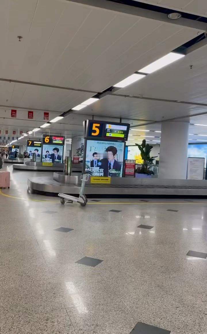 丁禹兮出发参加星光大赏，素颜冷脸超A！海口机场应援太有排面了，好多丁禹兮的大屏，