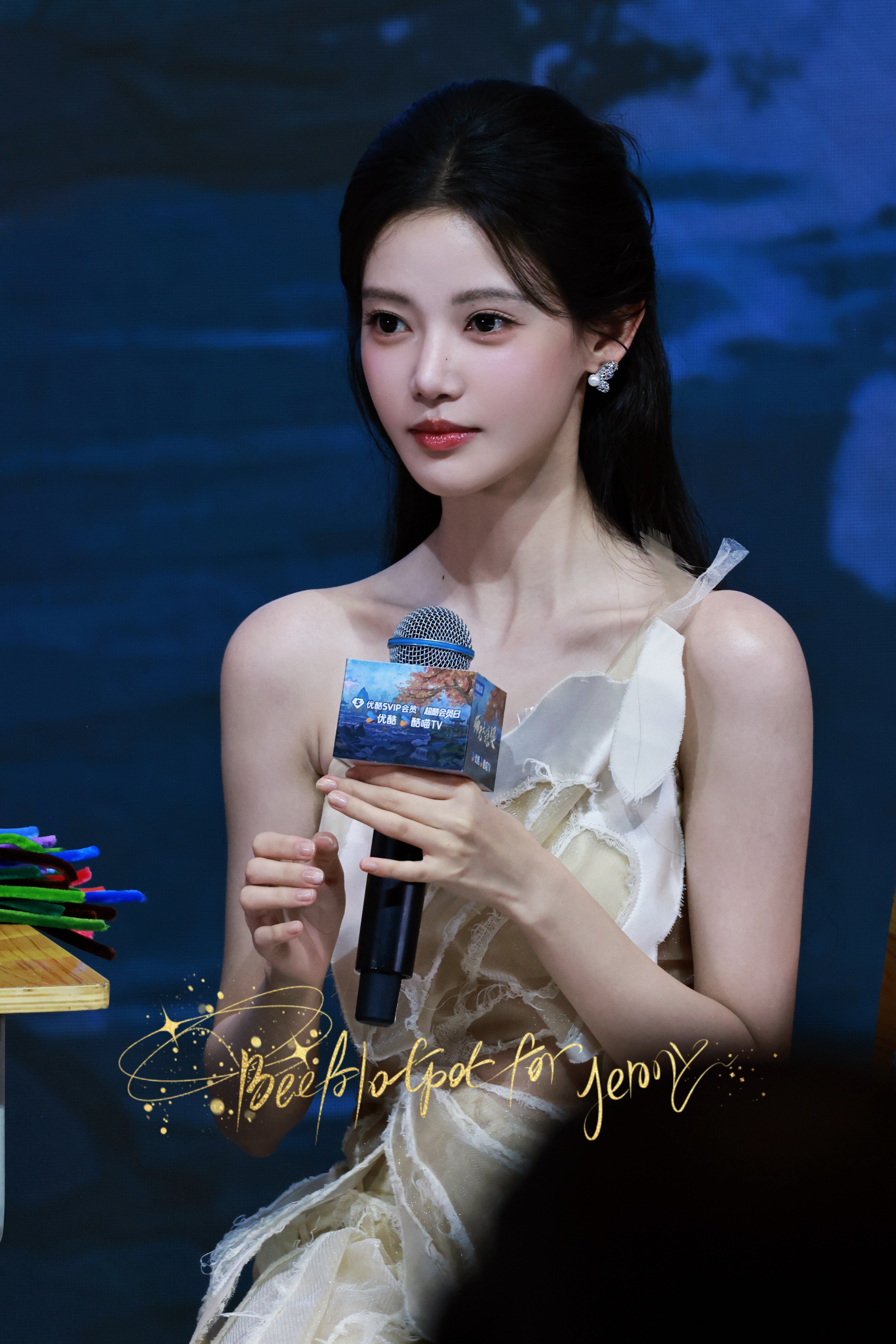 孙珍妮. 轻纱漫裹，温婉清灵，是独属于白裙的温柔氛围感✨