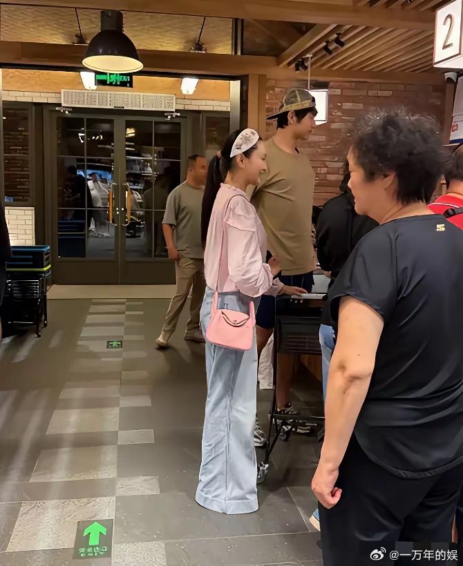 43岁金莎带婆婆旅游，穿粉色衬衫打扮的很嫩，婆婆还要搀扶她像助理只能说，金莎命太