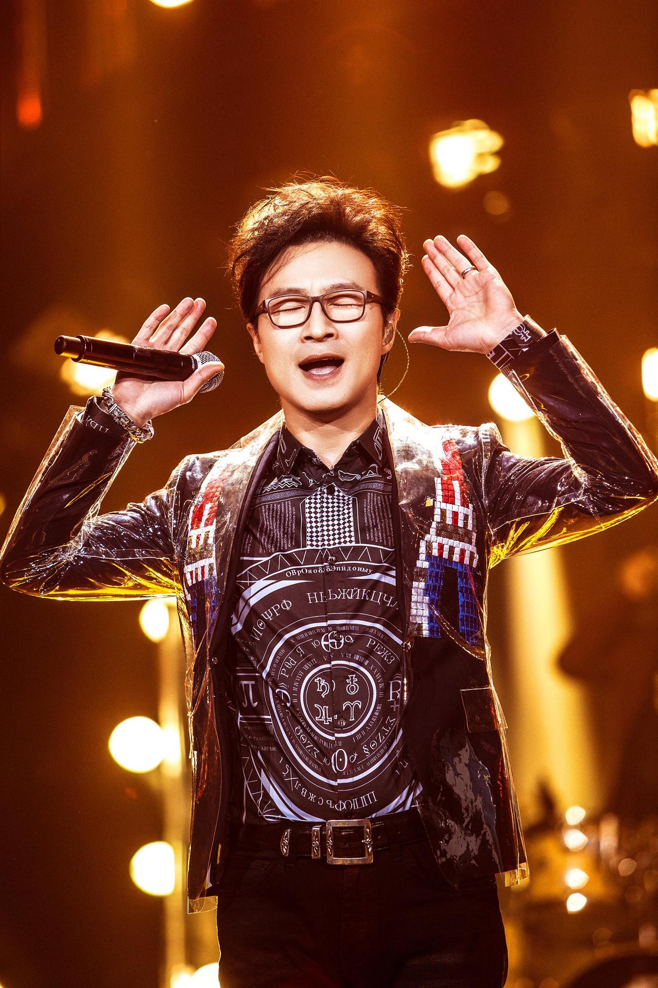 看看汪峰前前后后找的女人，个个拿得出手，但我还是觉得国际章最出色，可最终还是散了