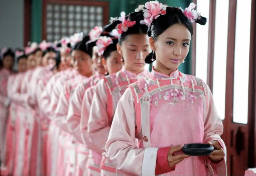 皇帝身为九五之尊，每天都需要专人服侍，而宫女们最喜欢的差事不是为皇上端茶送水，而
