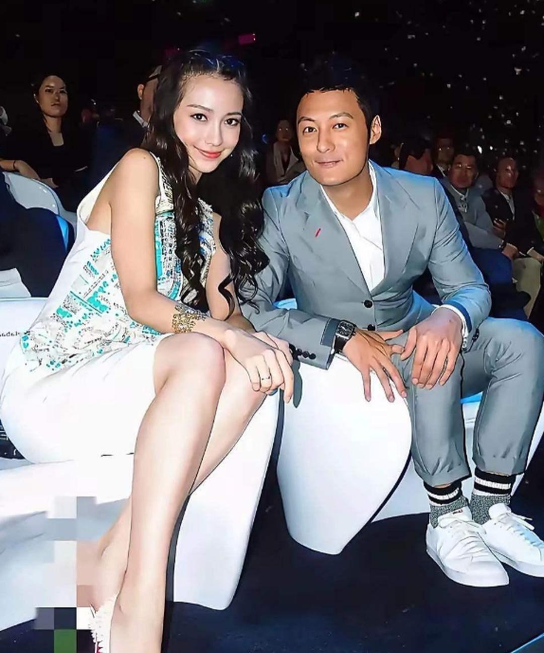 余文乐和杨颖的一张古早合影神图！男帅女美，我竟然从他俩的眼神里看到了暧昧气息