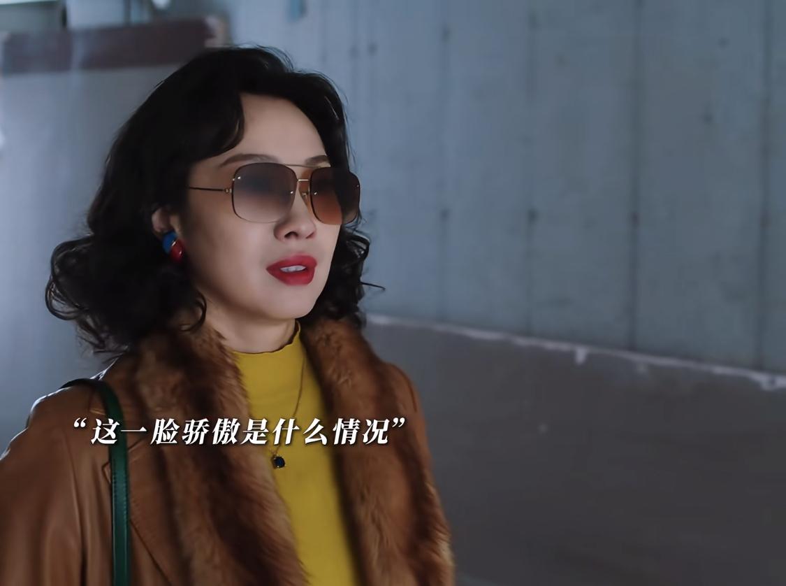 老舅和舅妈要买四室一厅的房子，售楼处只有三室一厅的。售楼员还好奇老舅夫妻是怎么做