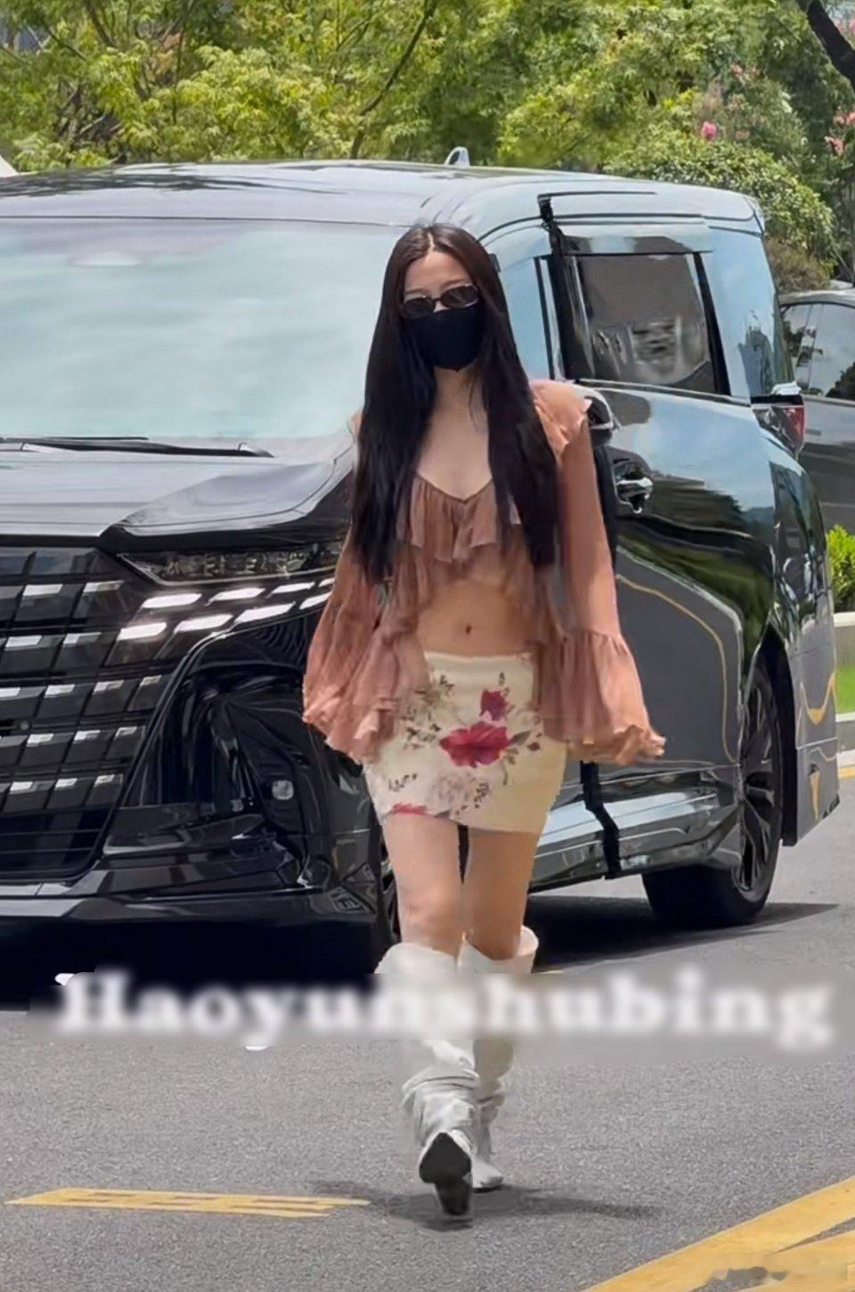 虞书欣每次都能把衣服搭配的丑出天际，身为女明星还是去好好提升一下审美吧