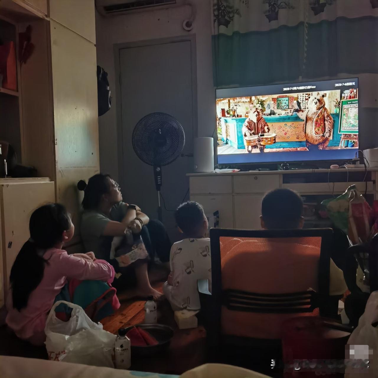 央视这回的转变确实有些出乎意料。那天晚上新闻联播刚说完再见，画面一切就直接进了电