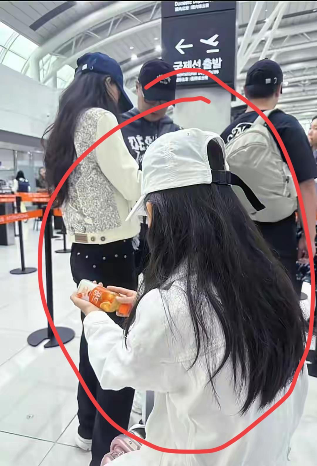 简直要惊呆了，汪峰在机场和森林北上演恩爱，旁边行李箱上坐着的女孩竟然是